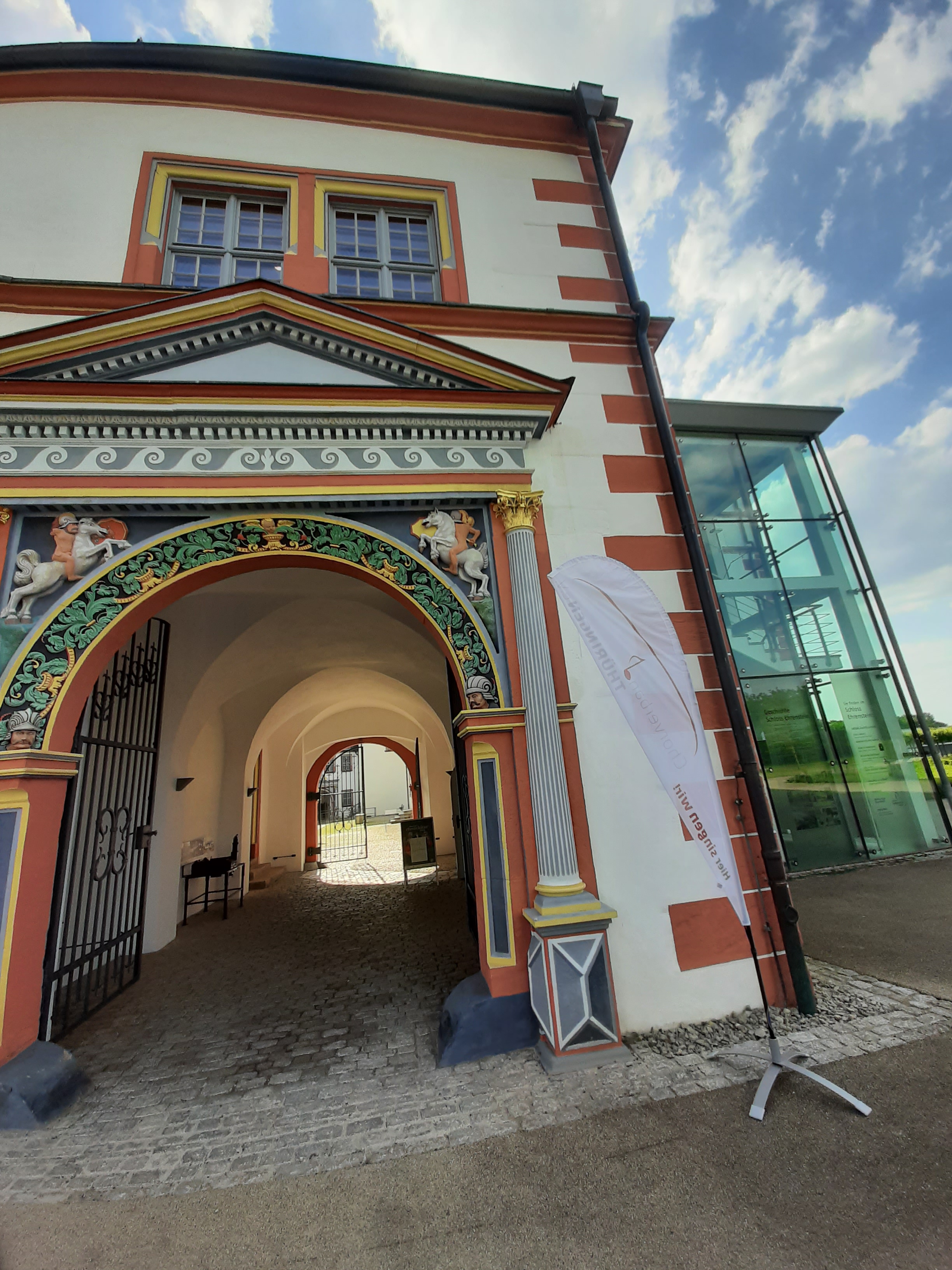 Schloss Ehrenstein Ohrdruf 7.6.24 Heurtel CVT Dropflag vor Eingang